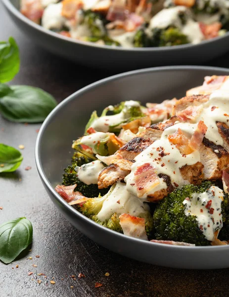 Pollo Forno Broccoli Con Salsa Formaggio Cremoso Pancetta — Foto Stock