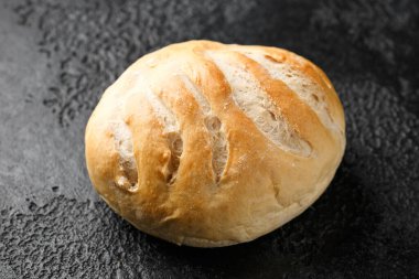 Kırsal arka planda taze ev yapımı koçanekmeği.