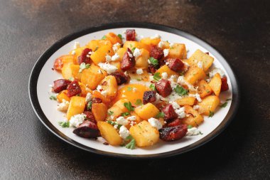 Chorizo patates haşhaşlı kahvaltı yumurta ve peynirli.