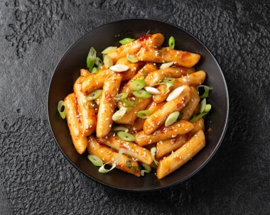 Tteokbokki, Topokki siyah kasede pirinç keki çubuğu. Kore sokak yemekleri..