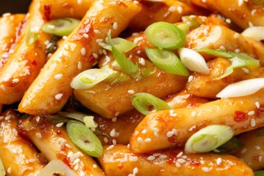 Tteokbokki, Topokki siyah kasede pirinç keki çubuğu. Kore sokak yemekleri..