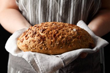Fırıncıların elinde badem gevreği ve taze ev yapımı çiçek ekmeği..
