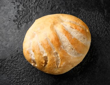 Kırsal arka planda taze ev yapımı koçanekmeği.