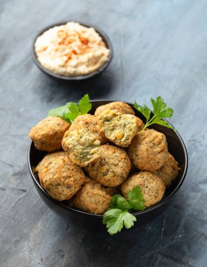 Orta Doğu vejetaryen vejetaryen nohut ve humus ile servis edilen kişniş falafel..
