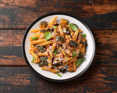 Parmesan peynirli, fesleğenli ve domatesli kabaklı makarna. Sağlıklı yemek..