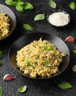 Kremalı sarımsaklı ve parmesanlı. Limon aromalı ve maydanozlu..