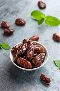 Organik kurutulmuş Beyaz kasedeki meyveler.