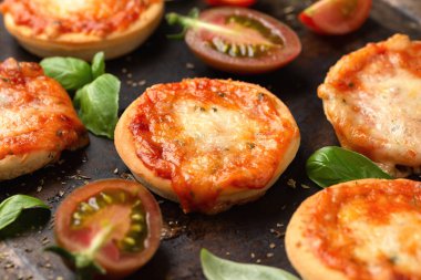 Domatesli mini pizzalar ve mozarella peyniri..