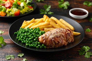 İngiliz Pub Classic Hunters. Yeşil bezelye ve patates kızartmalı tavuk..