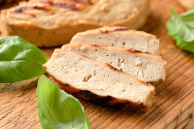 Bitki bazlı et. Soyadan yapılmış kızarmış tavuk.