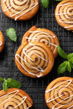 Soğutma rafında krema bulunan taze pişmiş tatlı tarçın. Tatlı yemek..