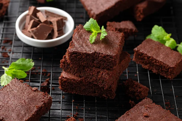 Brownies Chocolate Adornado Con Menta Estante Enfriamiento Alimento Dulce — Foto de Stock