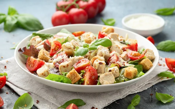 Vegetarischer Salat Mit Fleischlosen Hühnerstücken Kirschtomaten Croutons Und Salat Weißem — Stockfoto