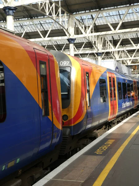 Ein moderner elektrischer Zug im Bahnhof Waterloo in London — Stockfoto