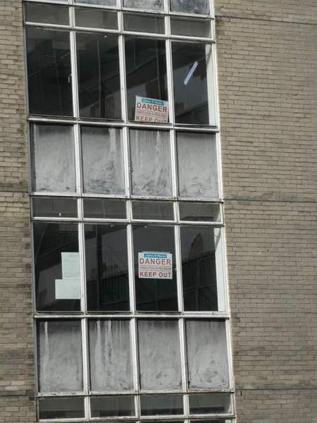 Un edificio de oficinas abandonado de gran altura debido a la demolición — Foto de Stock