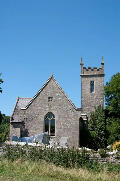 Uma igreja convertida agora usada como uma casa com uma linha de lavagem no jardim — Fotografia de Stock