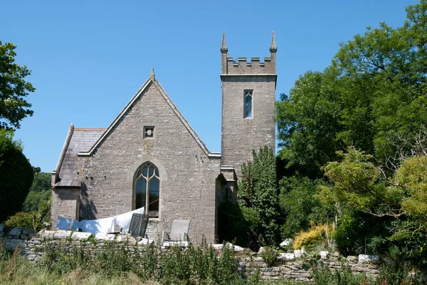 Uma igreja convertida agora usada como uma casa com uma linha de lavagem no jardim — Fotografia de Stock