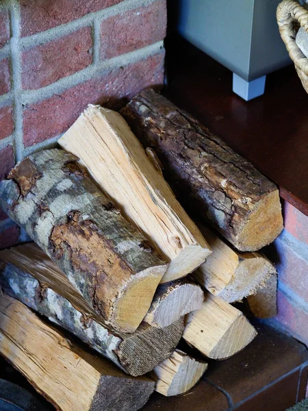 Primer plano de una pila de troncos para una chimenea doméstica — Foto de Stock