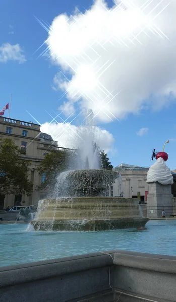 ロンドンのトラファルガー広場有名な噴水の一つ — ストック写真