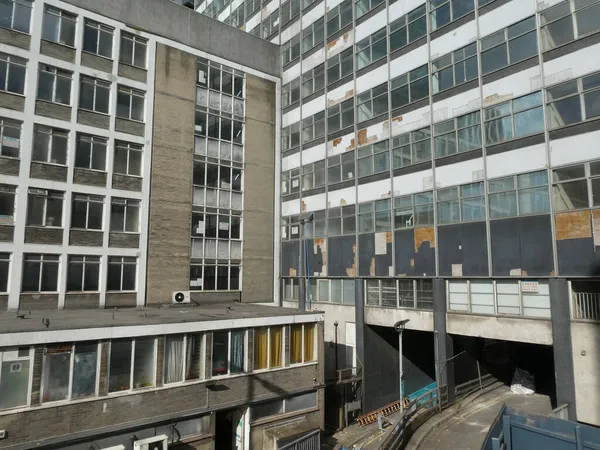 Un edificio de oficinas abandonado de gran altura debido a la demolición —  Fotos de Stock