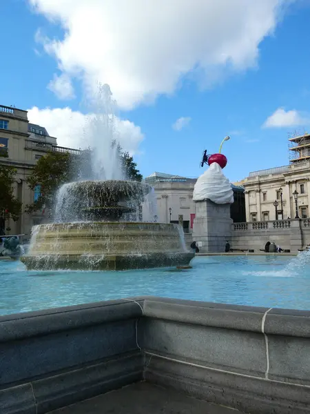 ロンドンのトラファルガー広場有名な噴水と4番目の台座の一つ — ストック写真