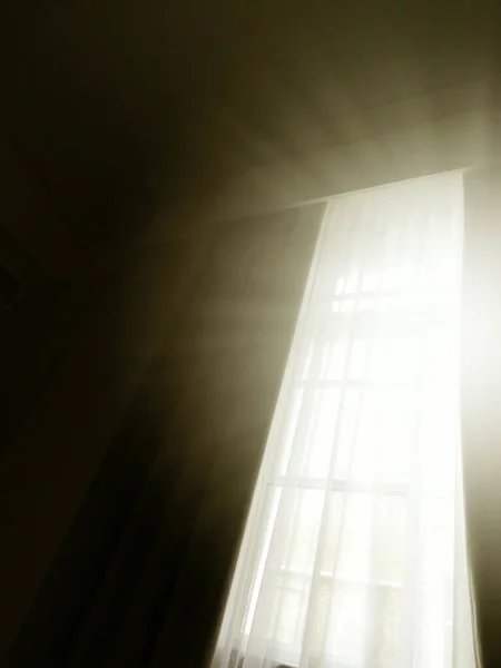 Półabstrakcyjny obraz długiego okna z nasłonecznionym strumieniem — Zdjęcie stockowe