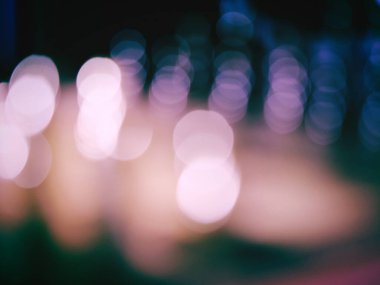 Odaklanmış ışık çemberleri arkaplan için uygun soyut bir şablon oluşturuyor