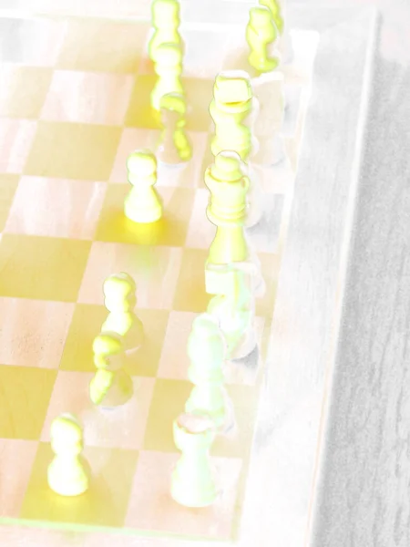 Очень высокий клавишный крупный план белых шахматных фигур на доске — стоковое фото