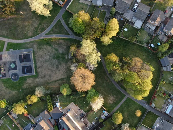 Letecký pohled přímo nad malým dětským parkem zasazeným do stromů a obklopeným domy — Stock fotografie