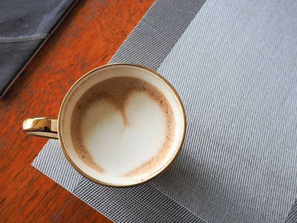 Close-up of a mug of coffee seen from above showing latte art in the shape of a heart — Stok Foto