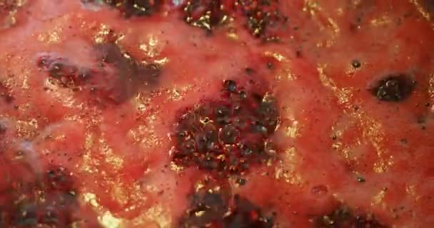 Ein kurzer Videoclip zeigt, wie Himbeermarmelade in Nahaufnahme kocht — Stockvideo