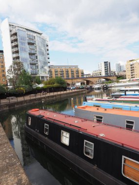 Londra İngiltere 'deki Limehouse Havzası' nda demirlemiş renkli kanal tekneleri.
