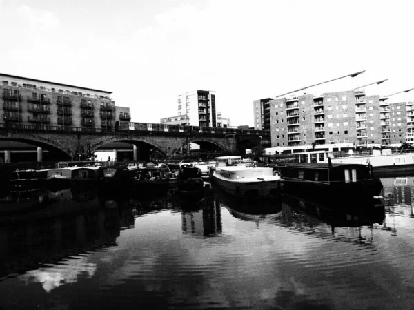 Monochrome Picture Boats Docklands Light Railway Limehouse Basin London — Stock Photo, Image