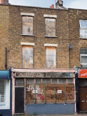 Kullanılmayan ve kapalı bir şehir restoranı ve tuğla bina.