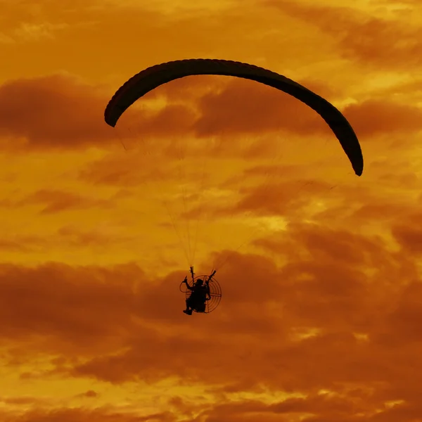 Silhueta de parapente no belo fundo do céu — Fotografia de Stock