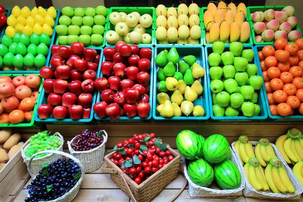 Färgglada av konstgjorda frukter och grönsaker — Stockfoto