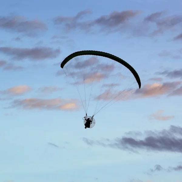 Silhouette des Gleitschirms — Stockfoto