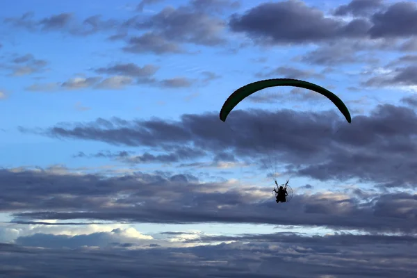 아름 다운 하늘 배경에 패러글라이딩의 실루엣 — 스톡 사진