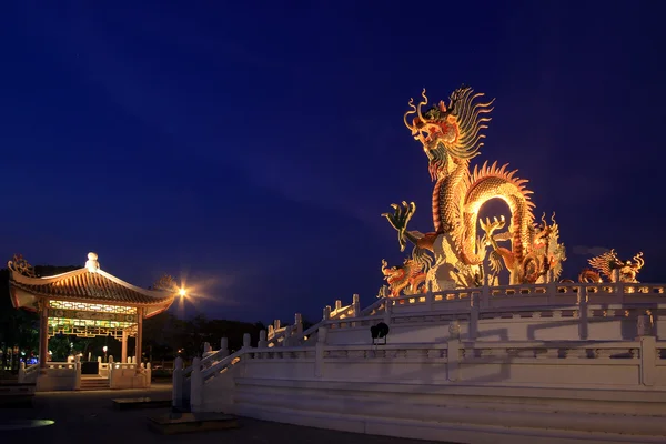 Chinesische Drachenstatue in der Dämmerung — Stockfoto