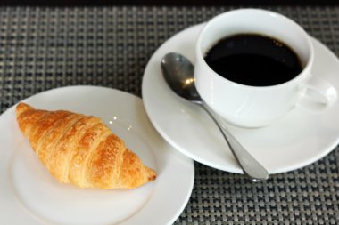 kruvasan ekmek ve kahve