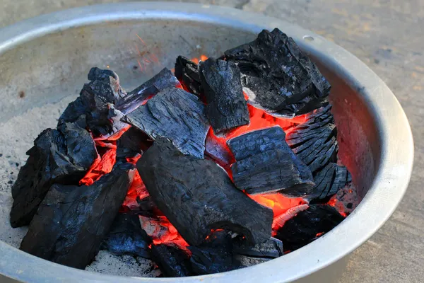 Carbón caliente en tazón —  Fotos de Stock