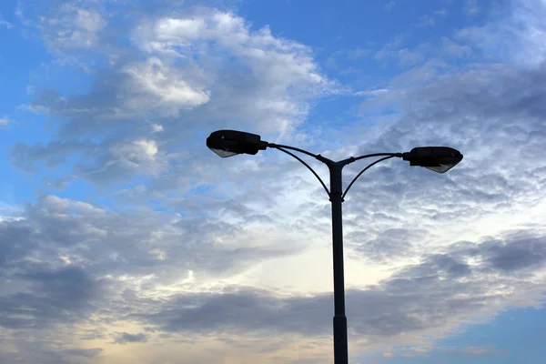 Luz de rua no fundo do céu bonito — Fotografia de Stock