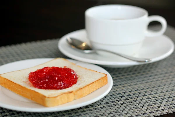 Strawberry jam on bread and coffee — Stock Photo, Image