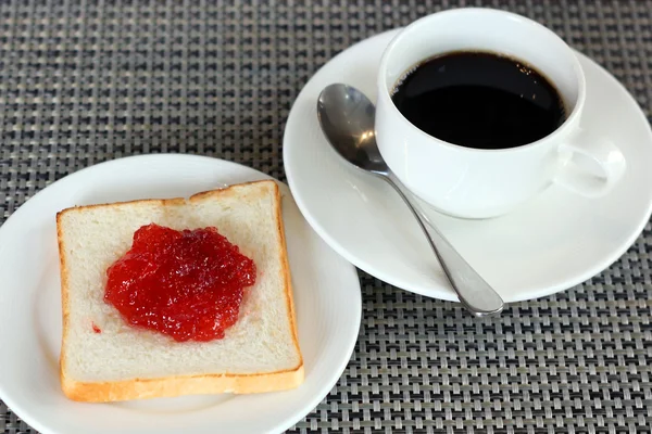 Confiture de fraises sur pain et café — Photo