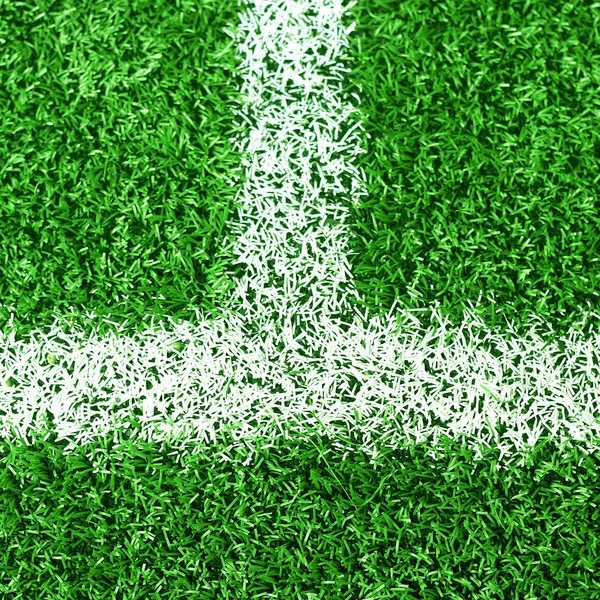 Raya blanca en el campo de fútbol verde — Foto de Stock