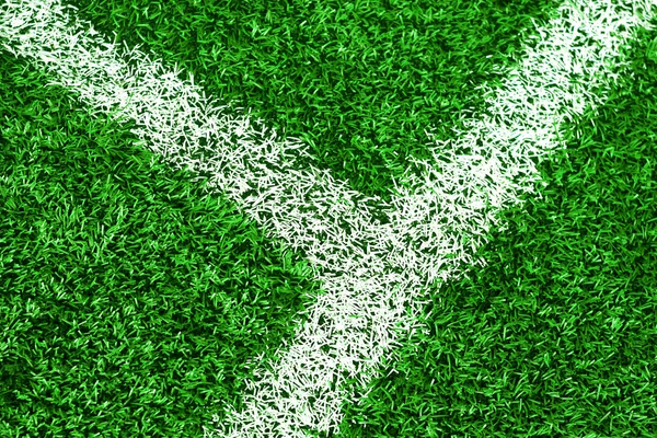 Raya blanca en el campo de fútbol verde — Foto de Stock