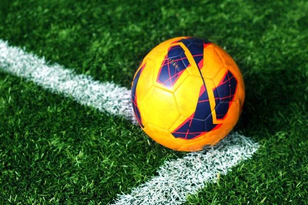 Vecchio pallone da calcio sul campo di calcio — Foto Stock