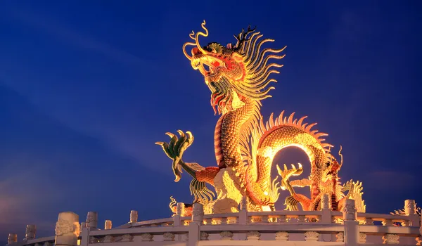 夕暮れ時の中国のドラゴン像 ストック画像