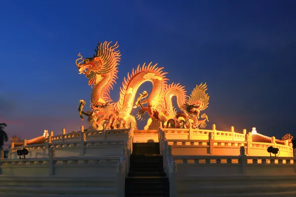 夕暮れ時の中国のドラゴン像 ロイヤリティフリーのストック画像