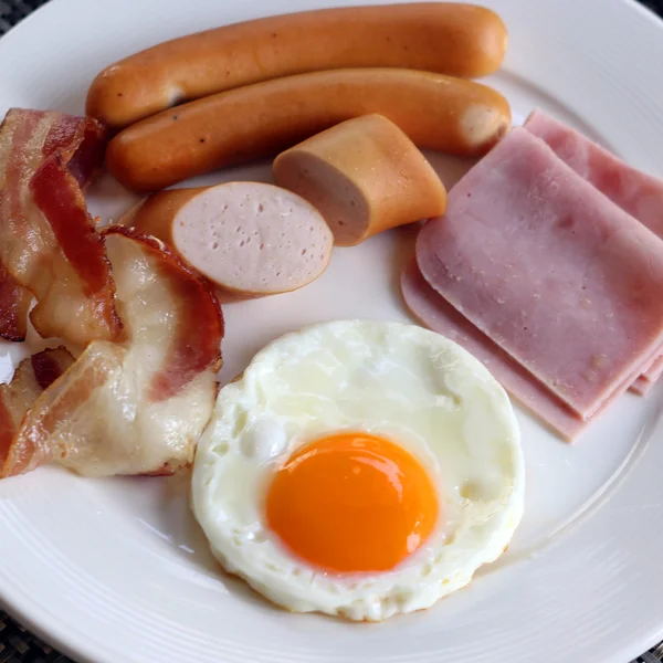 Breakfast meal with ham ausage bacon and egg — Stock Photo, Image